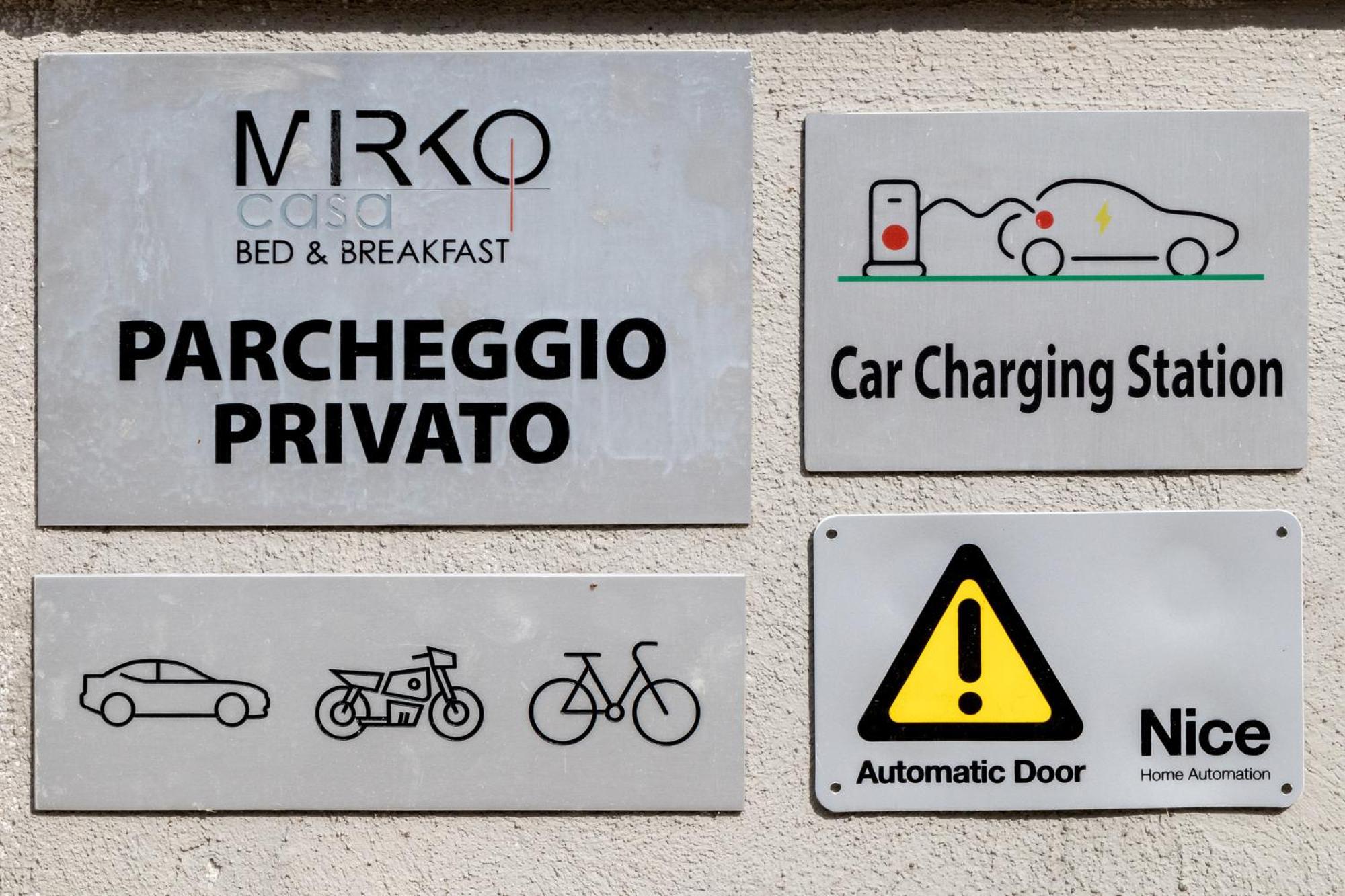 Casa Mirko - Con Stazione Ricarica Auto Elettriche Parcheggio Privato Auto Moto Biciclette Bed & Breakfast